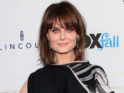 Emily Deschanel and David Hornsby Tie the Knot - CBS News