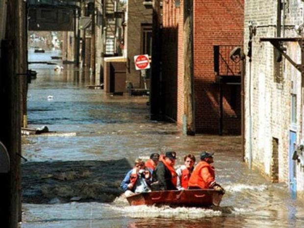 flooded-downtown-grand-forks-1997.jpg 