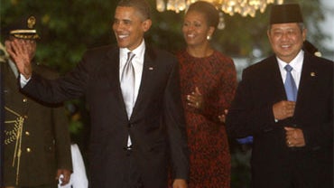 U.S. President Barack Obama waves to reporters as he walks with Indonesian President Susilo Bambang Yudhoyono, and first lady Michelle Obama, prior to their meeting at Merdeka Palace in Jakarta, Indonesia, Tuesday, Nov. 9, 2010. 