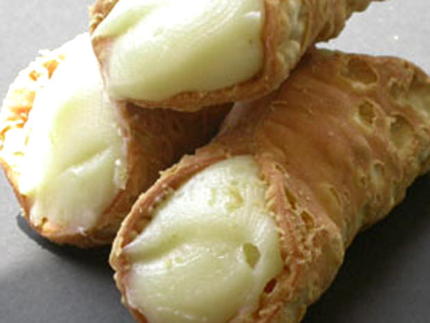 Mike's Pastry cannoli 