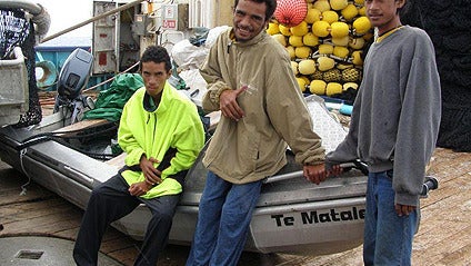 Tokelau_Boys_with_boat.jpg 