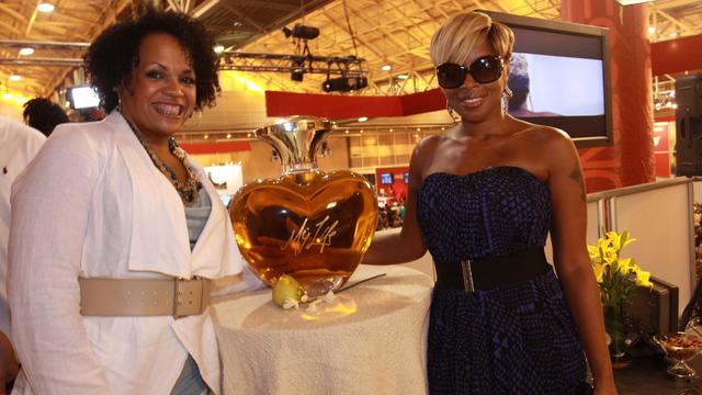 lisa-price-mary-j-blige-at-the-essence-music-festival-in-new-orleans-july-2010.jpg 