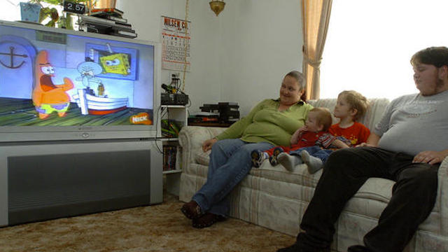family-watching-tv_931432.jpg 
