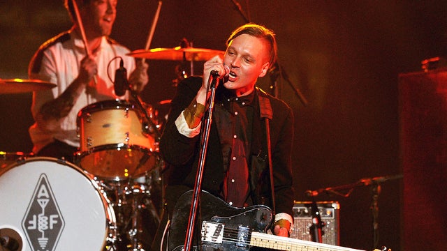 Arcade Fire rocks 2011 Grammy Awards. 