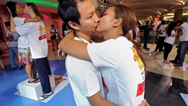 kissing_contest109043130.jpg 