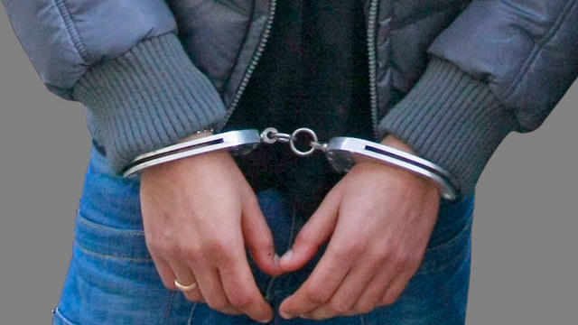handcuffs_arrest_generic_1059461.jpg 