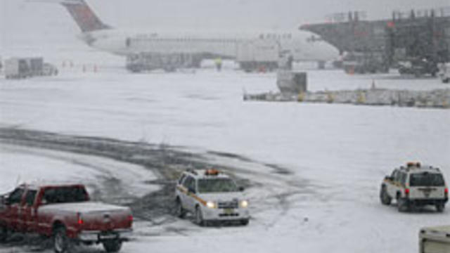 airport-snowstorm-12-27-102.jpg 
