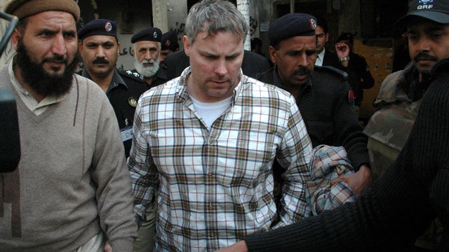Pakistani security officials escort Raymond Allen Davis 
