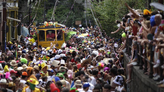 Brazil_carnival_AP110226120753.jpg 