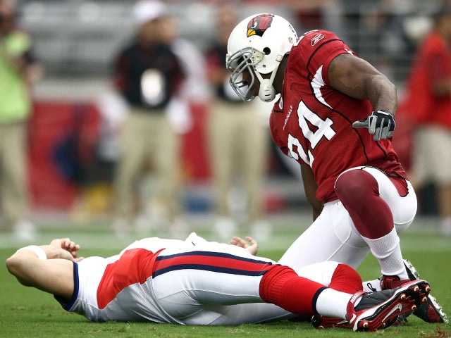 Trent Edwards suffers a concussion after getting hit 