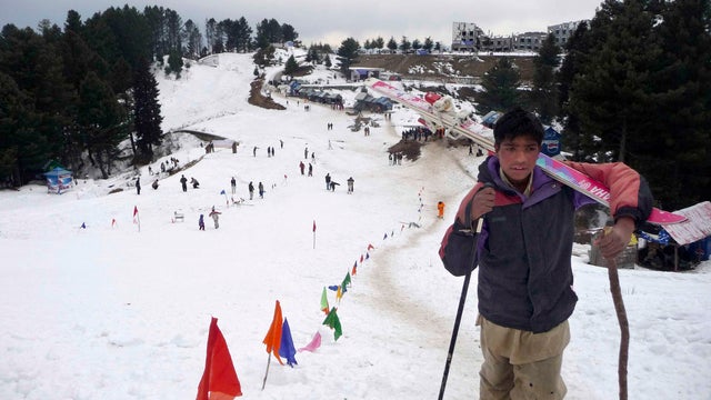 Pakistan_Skiing_AP110128045017.jpg 