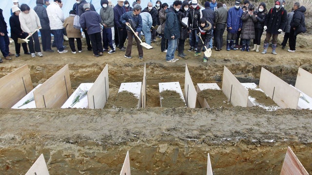Japan_burial_AP11032312922.jpg 