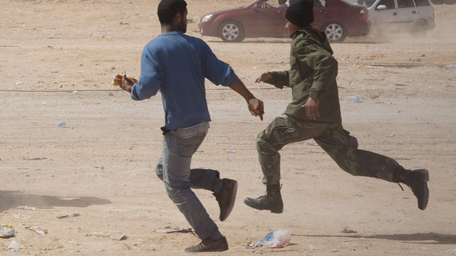 Libyan rebels flee as pro-Qaddafi forces fire artillery 