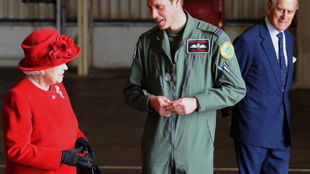 Queen visits Prince William at RAF base 