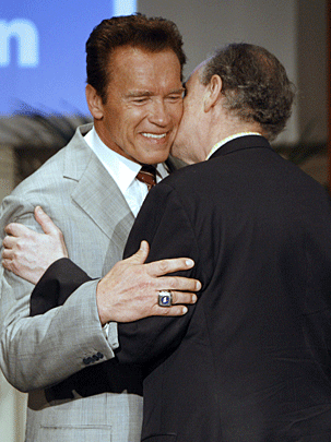 008-arnold-in-france.gif 