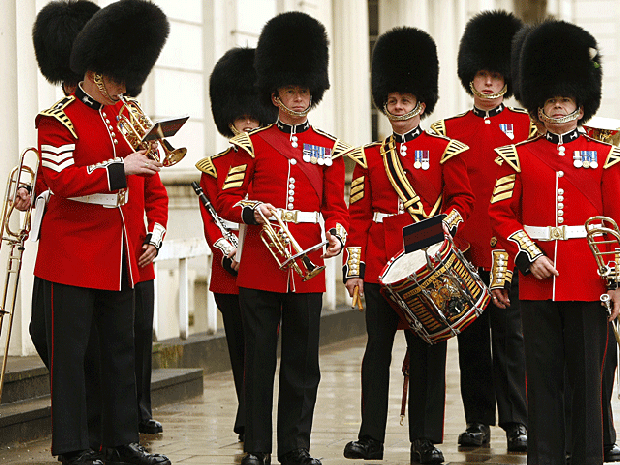000--brit-wedding-band.gif 