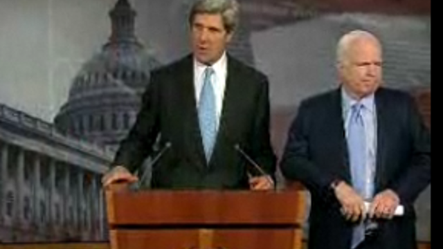 Senators John Kerry and John McCain at press conference announcing privacy legislation 