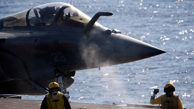 French jet fighter returns to aircraft carrier after mission over Libya 