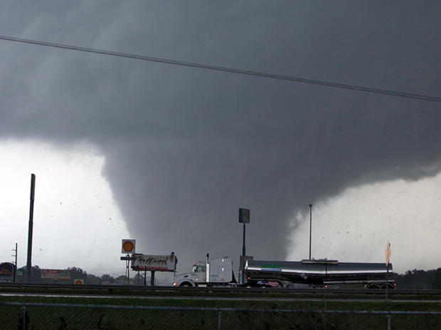 A tornado moves through Tuscaloosa 