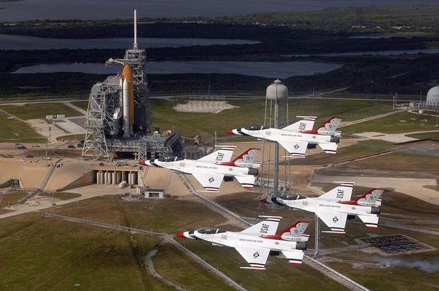 As Endeavour prepares for the launch of mission STS-123, the United States Air Force Thunderbirds aerobatic display team perform a flyby of Launch Complex 39A in commemoration of NASA's 50th anniversary on February 18 2008. 