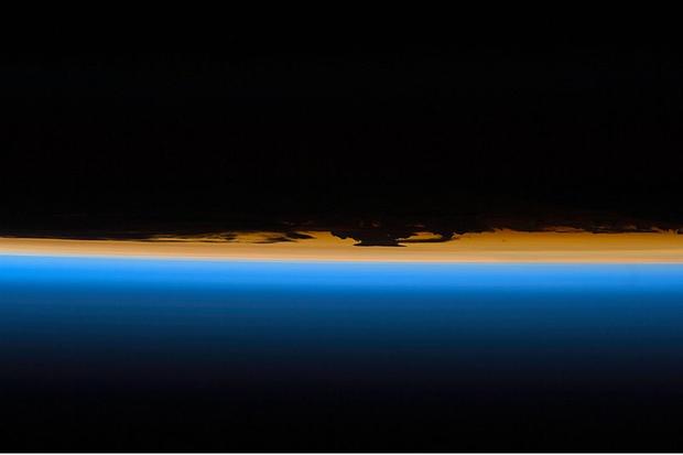 800px-Layers_of_Earths_atmosphere,_brightly_colored_as_the_sun_sets.jpg 