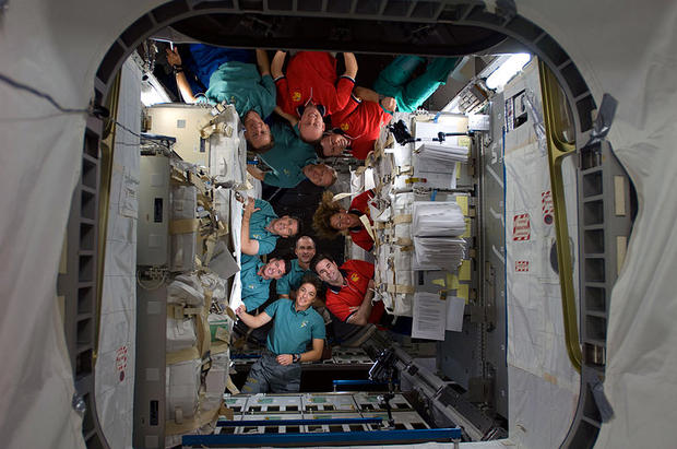 800px-STS-126_ISS_and_Endeavour_crews_02.jpg 