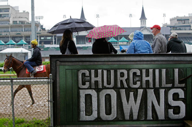Horse racing fans brave the rain 