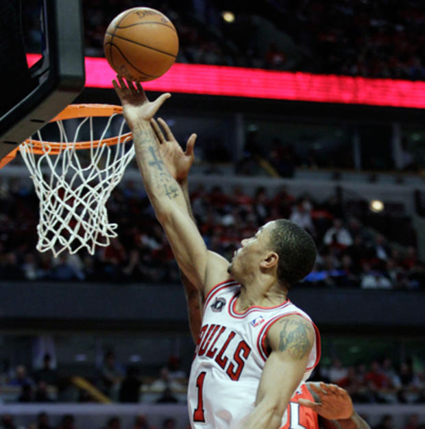 Bulls' Derrick Rose drives to the basket 