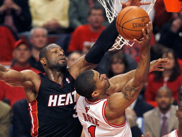 Derrick Rose puts up a shot 