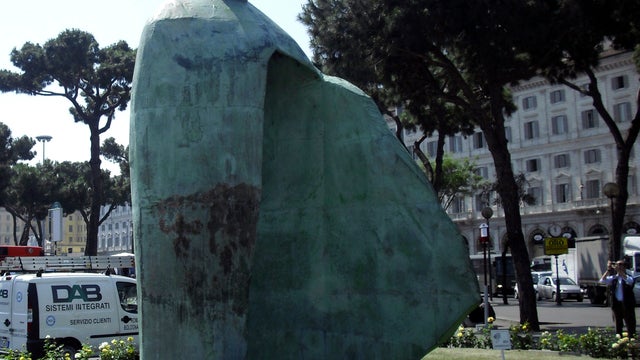 pope_statue_AP110520112282.jpg 