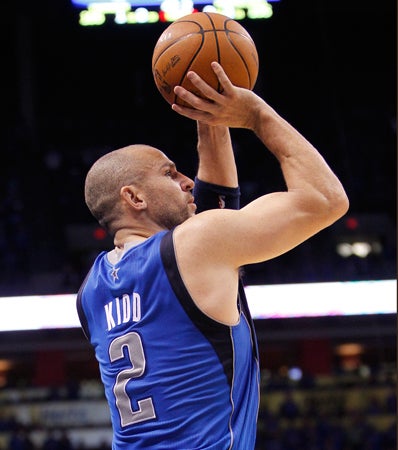 Jason Kidd shoots a three-pointer 