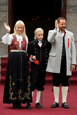 005-nor-3-costume.gif 