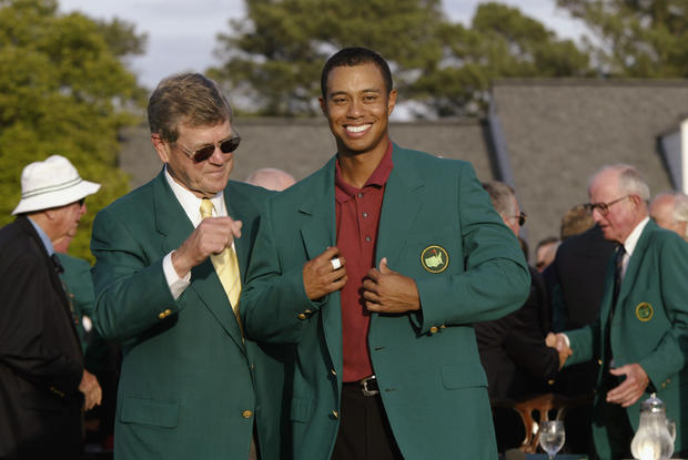 Chairman Hootie Johnson presents the green jacket to Tiger Woods 