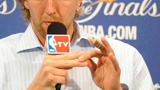 Mavs turn focus to Dirk's finger