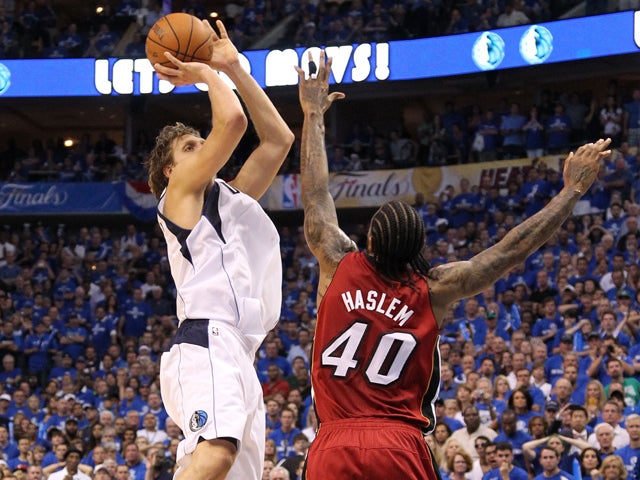 Dirk Nowitzki misses a last-second shot 