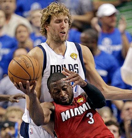 Dwyane Wade runs into Dirk Nowitzki  