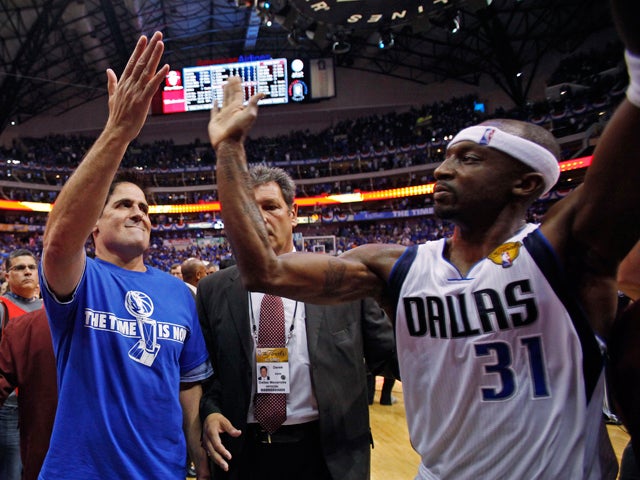 Mark Cuban congratulates Jason Terry 