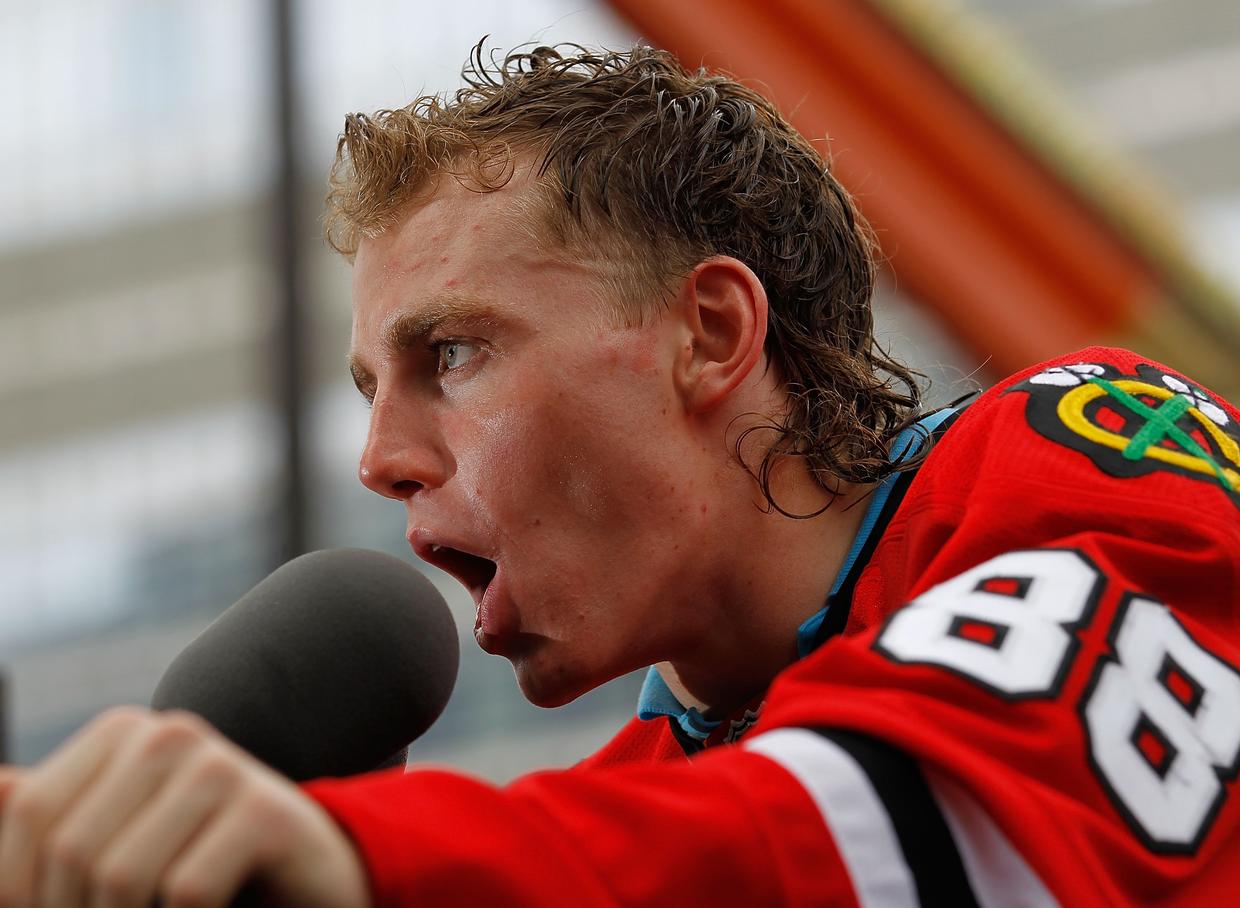 Video Patrick Kane Prepares For Third Stanley Cup Victory Parade Cbs Chicago 