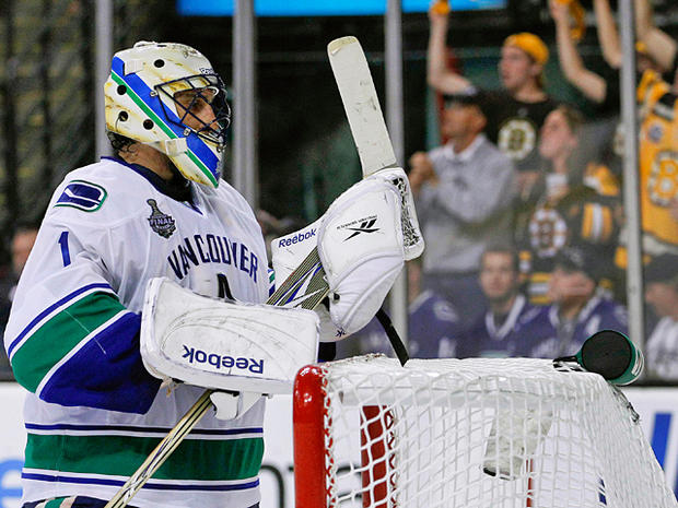 Roberto Luongo reacts after a second period goal by Michael Ryder 