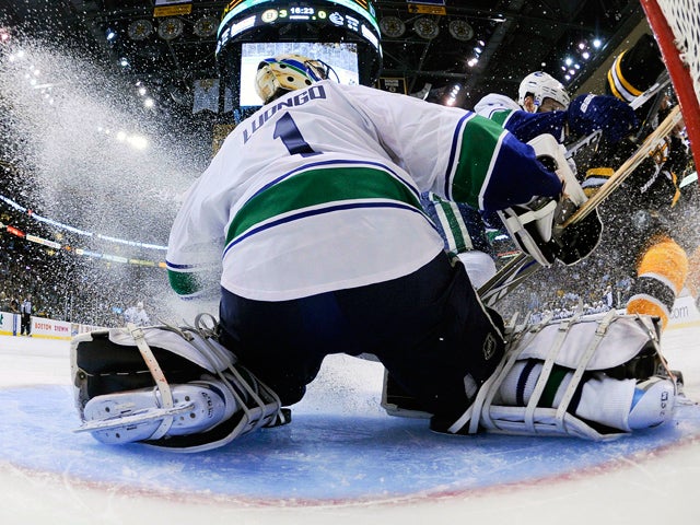 Roberto Luongo can't seal off the goal  