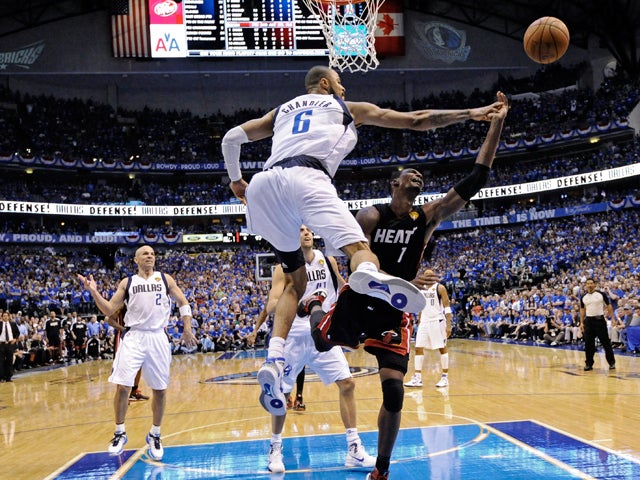 Tyson Chandler blocks Chris Bosh 
