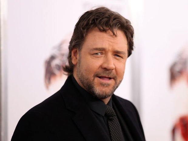 Russell Crowe is sorry about his circumcision rant on Twitter