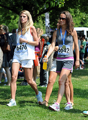 003-pippa-walks.gif 