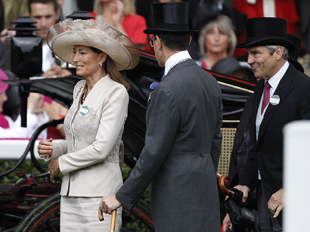 011-AP1106161364_ascot-caro.gif 