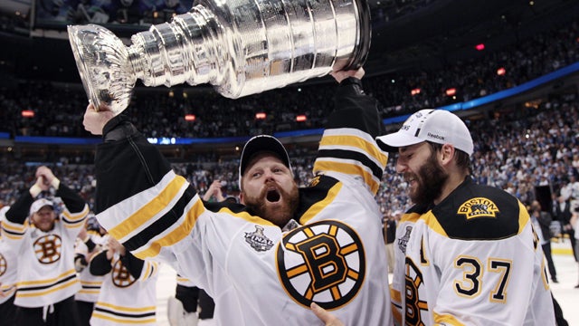 Tim Thomas hoists the cup 