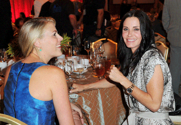 003-CRITICS--COURTNEY-COX.gif 