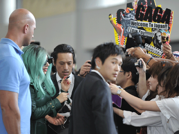 002-gaga-crowd.gif 