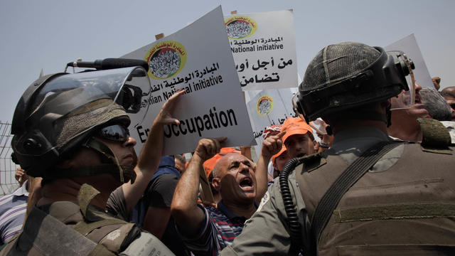 Palestinian demonstrators scuffle with Israeli forces 