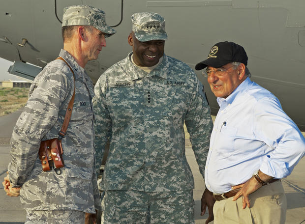 Sec. of Defense Leon Panetta talks to U.S. generals in Baghdad 