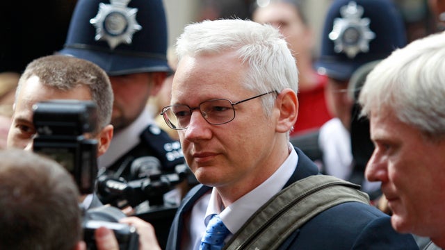Assange walks to extradition hearing in London 